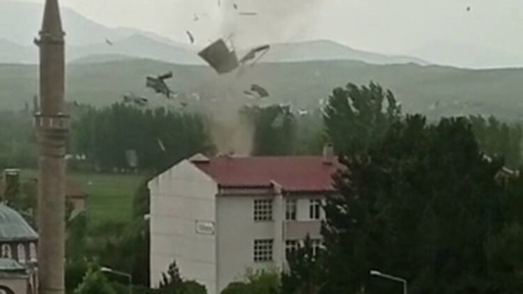 Zara'da hortum çatıları uçurdu