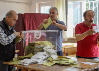 Zarfların ağzını yapıştırıcı ile kapatmışlar