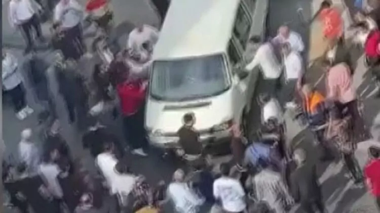 Zeytinburnu'nda halk otobüsüne saldıran kişi darbedildi 