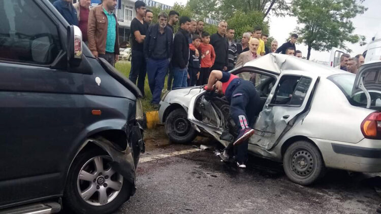 Zonguldak'ta trafik kazası; baba öldü, kızı yaralı