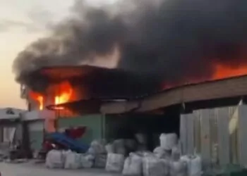 Seyhan'da geri dönüşüm fabrikasında yangın