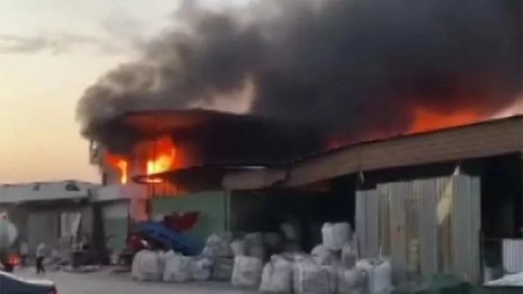 Seyhan'da geri dönüşüm fabrikasında yangın