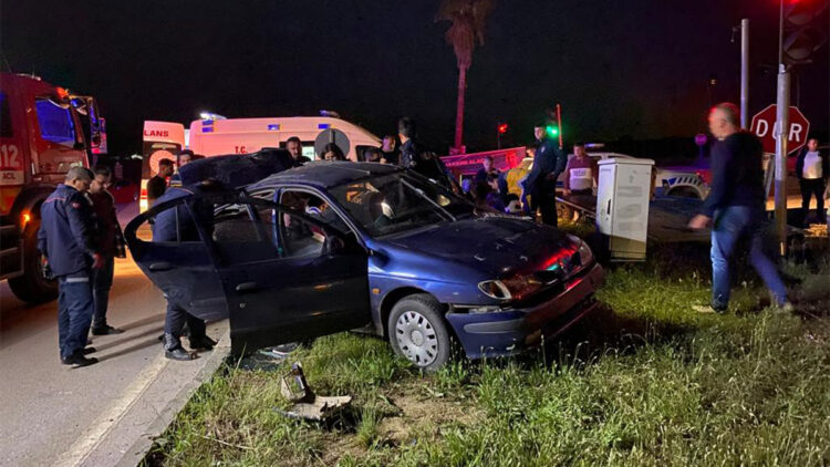 Refüje çarpan otomobilde aynı aileden 4 kişi yaralandı