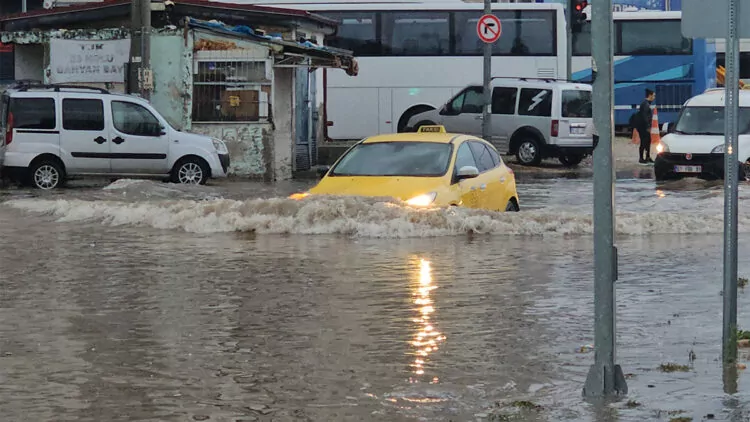 Adana'da fırtına ve sağanak; caddeler göle döndü