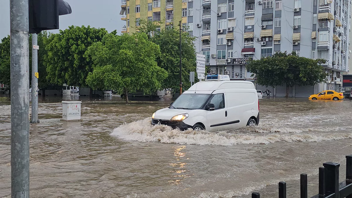 Adana'da fırtına ve sağanak; caddeler göle döndü