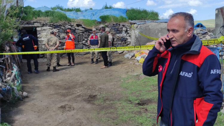 Çöken ahırın enkazında kalan çift öldü