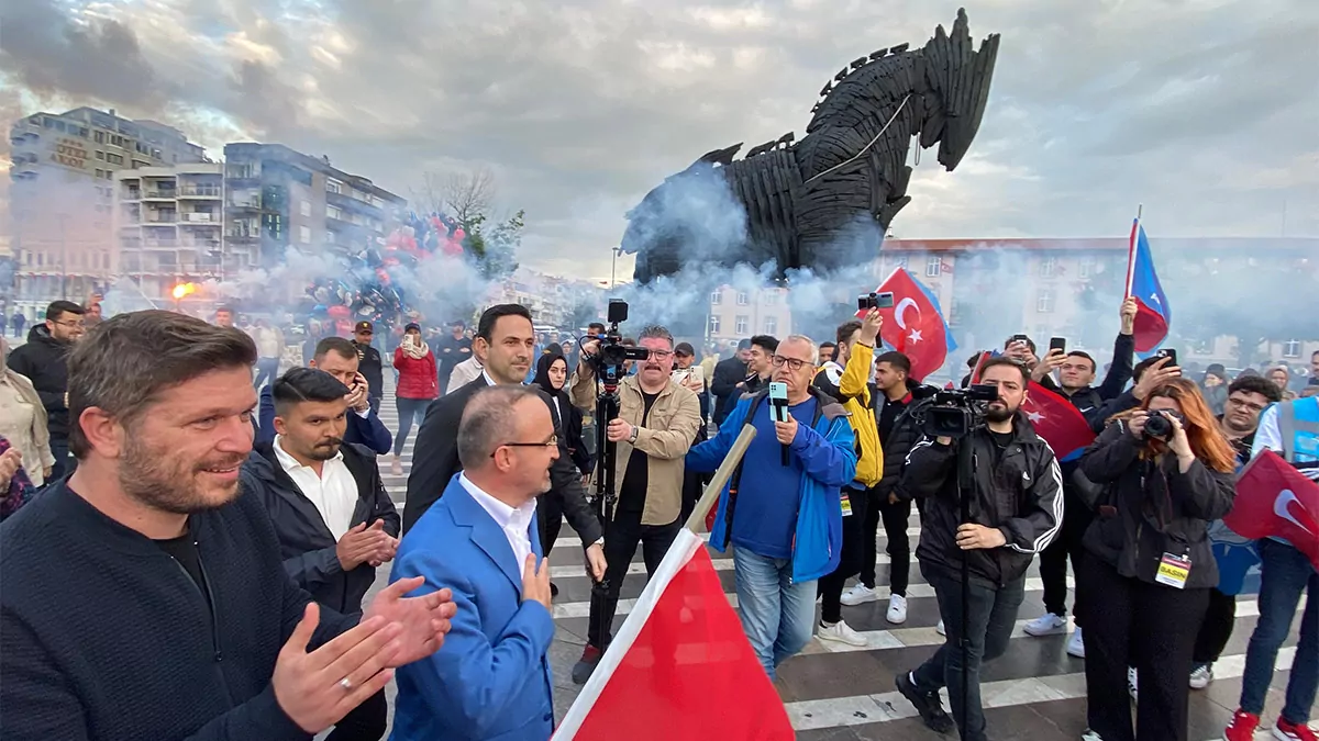 Ak parti grup başkanvekili bülent turan, "bir de şimdi bir kaset dedikodusu çıkardılar. Ben müslüman bir adam olarak, hukukçu bir adam olarak diyorum ki; hiç kimsenin özel hayatıyla işimiz yok. Yasal olmayan hiçbir delil bizim için muteber değildir. Gizli olan, aleni olmayan hiçbir konu bizim için kıymetli değildir. Kaseti var mı, yok mu bizim işimiz değil. Onlar kasetle geldi, kasetle gidebilir. Bizim derdimiz o değil" dedi.  