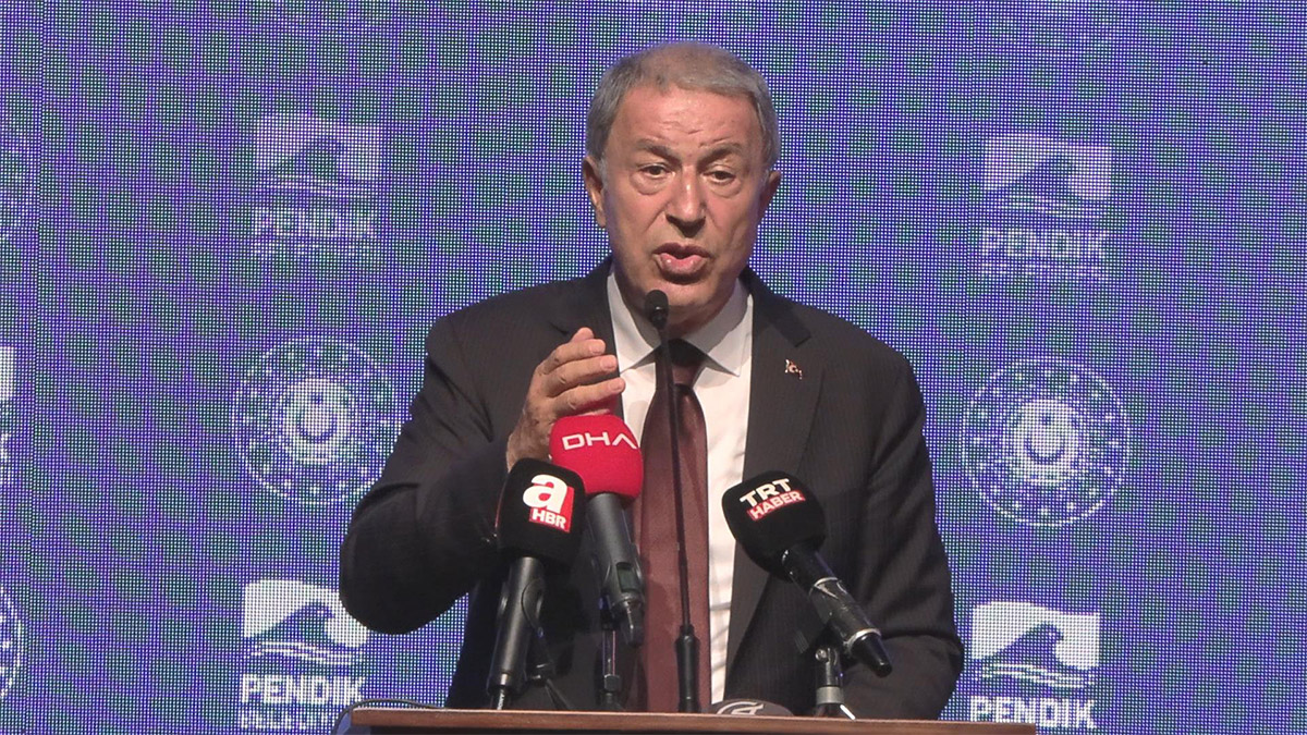 Milli Savunma Bakanı Hulusi Akar, "Devamlı konuşulan bir konu var. Efendim, işte bu Suriyeliler ne zaman dönecek? Arkadaşlar dönecek. Dönecek de, bu şimdi hani bir kahvenin boşaltılması gibi, salon boşalmayacak" dedi.