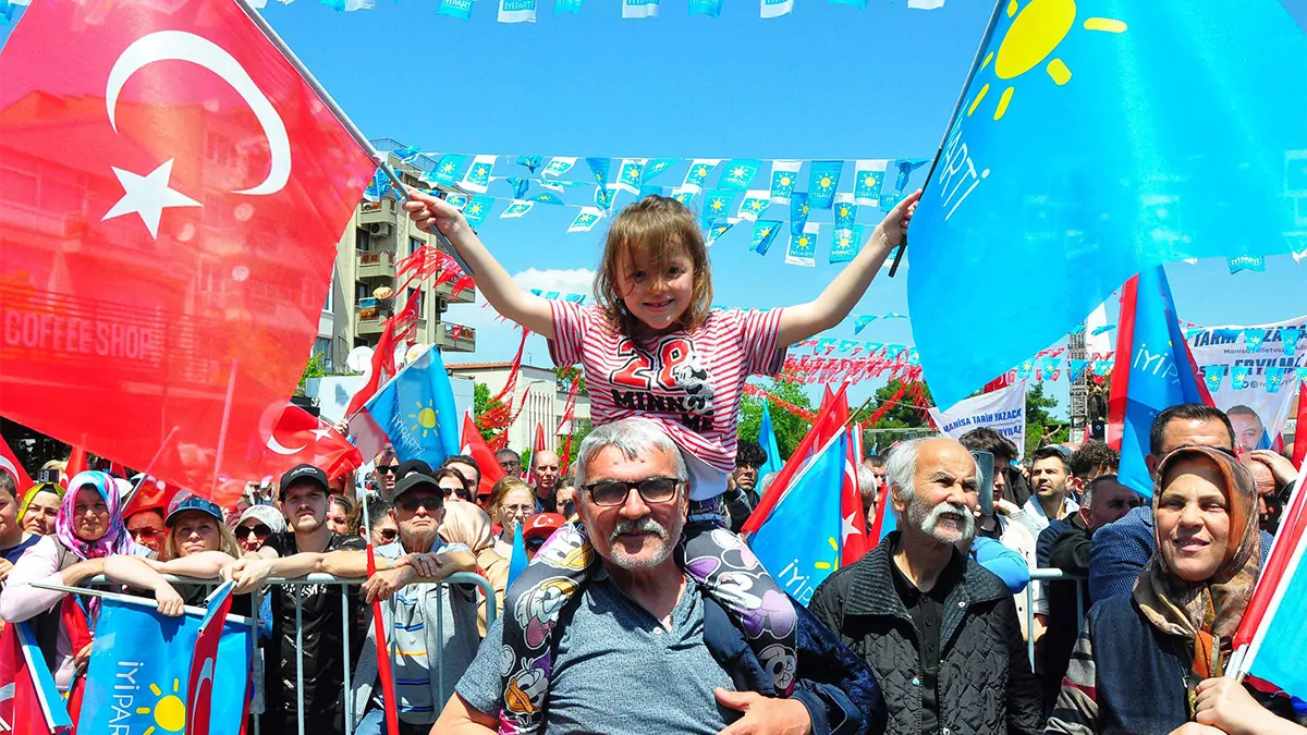 İyi̇ parti genel başkanı meral akşener, "sizin helal oylarınızla başbakan olacağım. Millet, velinimettir. Seçmen, velinimettir. Millet patrondur. Bir oy kemal'e, bir oy meral'e verilirse 13'üncü cumhurbaşkanı kemal kılıçdaroğlu, ben de başbakan olacağım demektir" dedi.