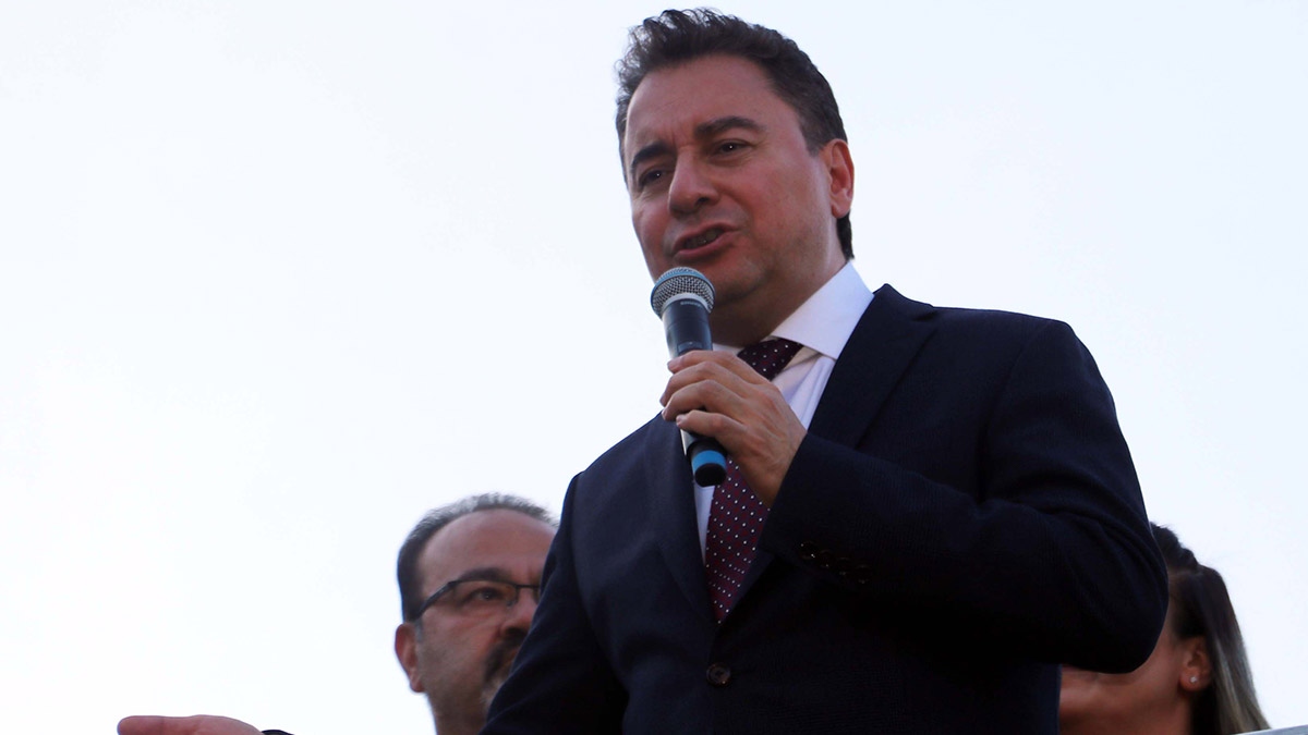 DEVA Partisi Genel Başkanı Ali Babacan, "Bu seçim bir referandumdur. Her iki pusulada da bir referandum var. 1 metre uzunluğunda pusulada olsa ülkeyi yönetme arzusunda olan 2 alternatif var" dedi.
