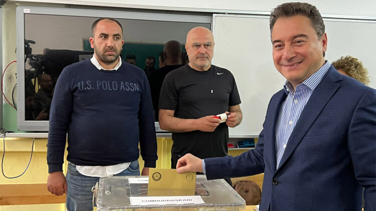 Ali Babacan Ankara'da oy kullandı