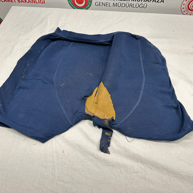 Ticaret Bakanlığı Gümrük Muhafaza ekipleri, Sabiha Gökçen Havalimanı'nda altını toz haline getirip üzerindeki kıyafette gizleyen şüpheli yakalandı.