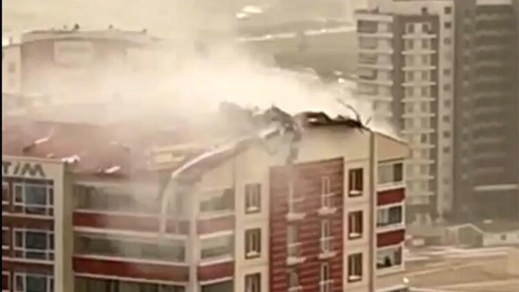 Ankara'da kuvvetli rüzgarda ağaçlar devrildi