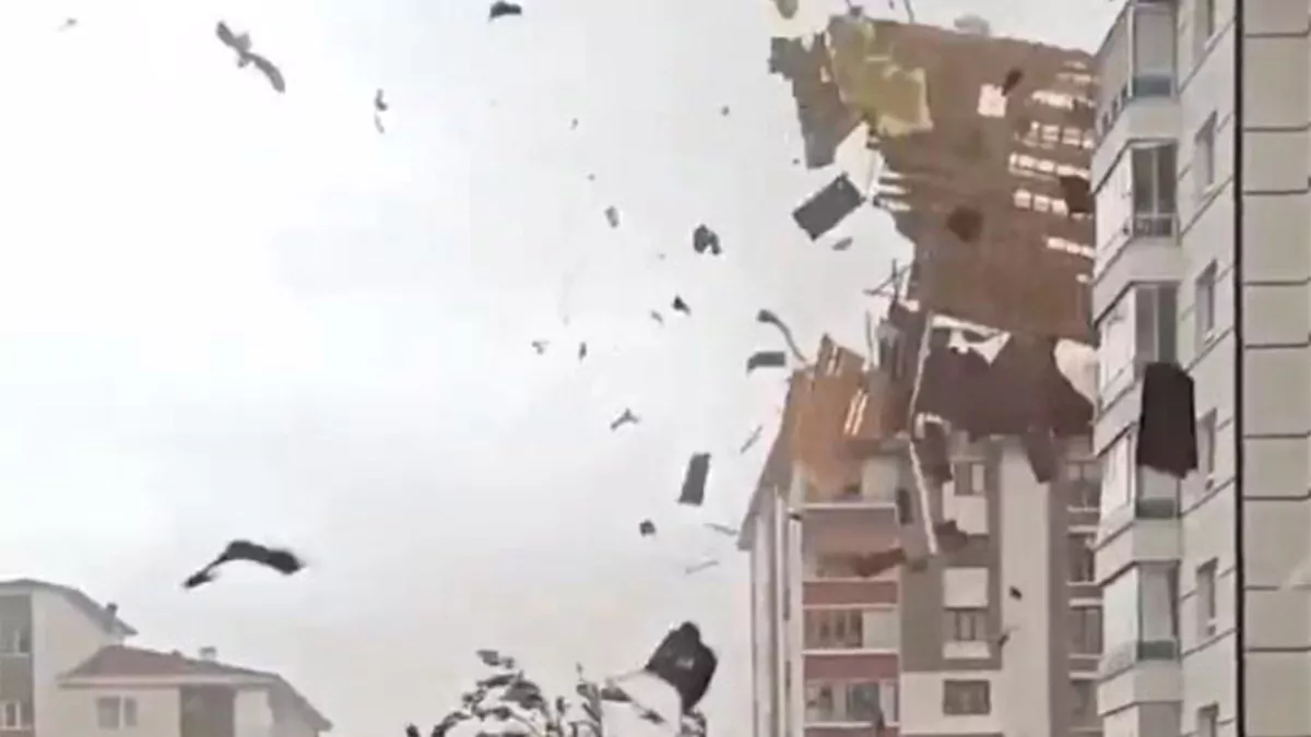 Ankara'da kuvvetli rüzgarda ağaçlar devrildi, çatılar uçtu, bir caminin minaresi yıkıldı, 1 kişi yaralandı.