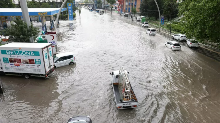 Ankara'da sağanak sokaklar göle döndü