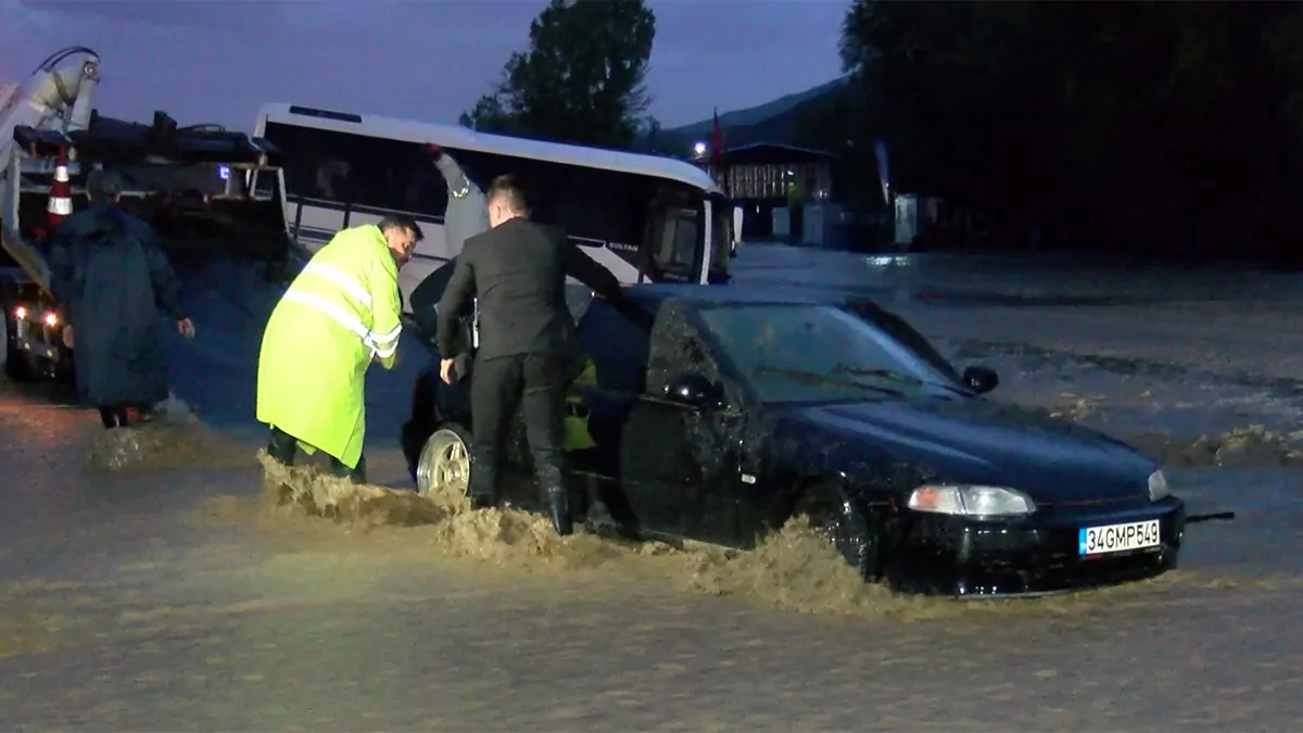 Ankara'da sağanak; yollar göle döndü