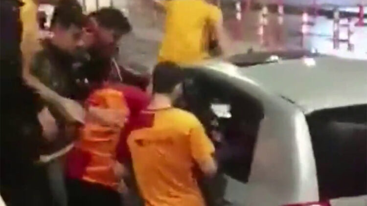 Şampiyonluk kutlamasında döner bıçaklı sopalı kavga