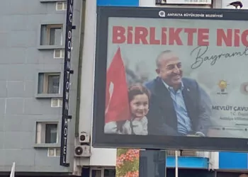 Çavuşoğlu'nun bilboardlardaki afişleri kaldırıldı