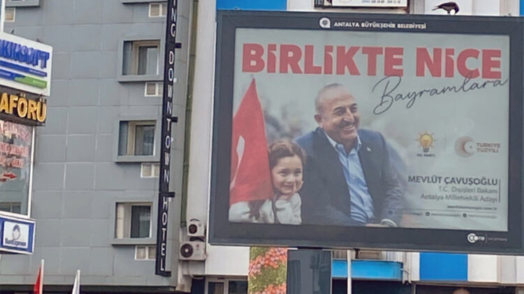 Çavuşoğlu'nun bilboardlardaki afişleri kaldırıldı