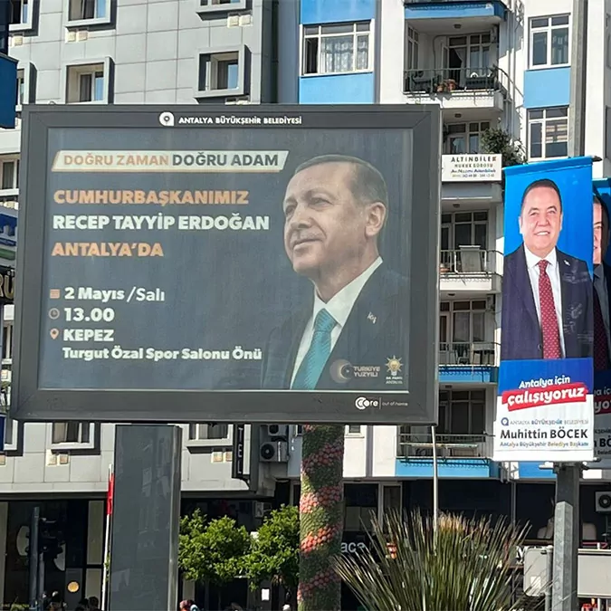 Çavuşoğlu'nun bilboardlardaki afişleri kaldırıldı