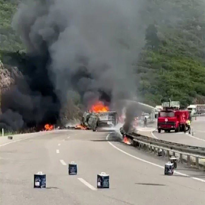 Boya ve tiner yüklü TIR alev alev yandı