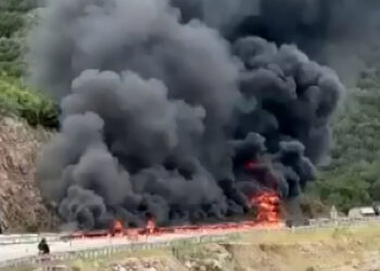 Boya ve tiner yüklü TIR alev alev yandı