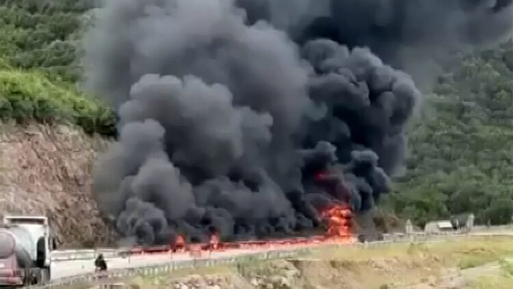 Boya ve tiner yüklü TIR alev alev yandı