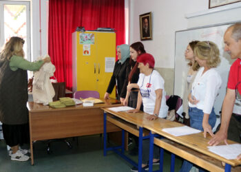 Sandık görevlileri oy kullanma işlemi öncesi yemin etti