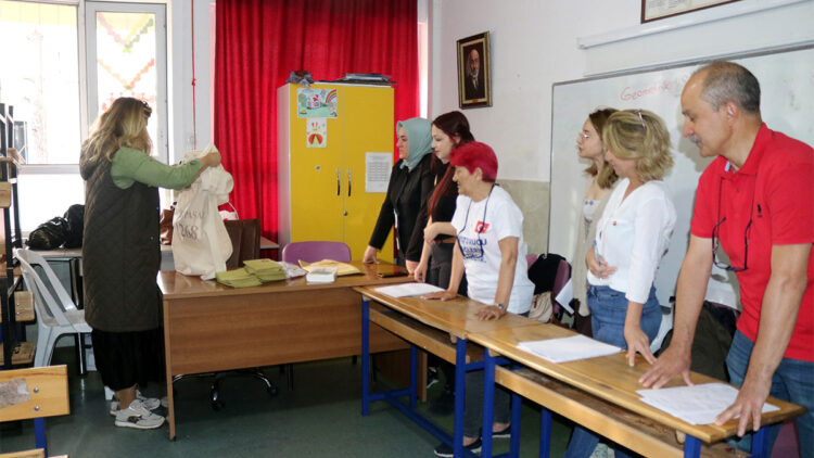 Sandık görevlileri oy kullanma işlemi öncesi yemin etti