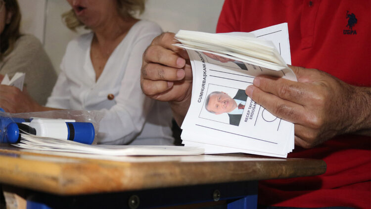 Saat 17:00 itibariyle sandıklar kapandı, sayım başlıyor. Seçim yasağının kaldırılması için gözler YSK'da.