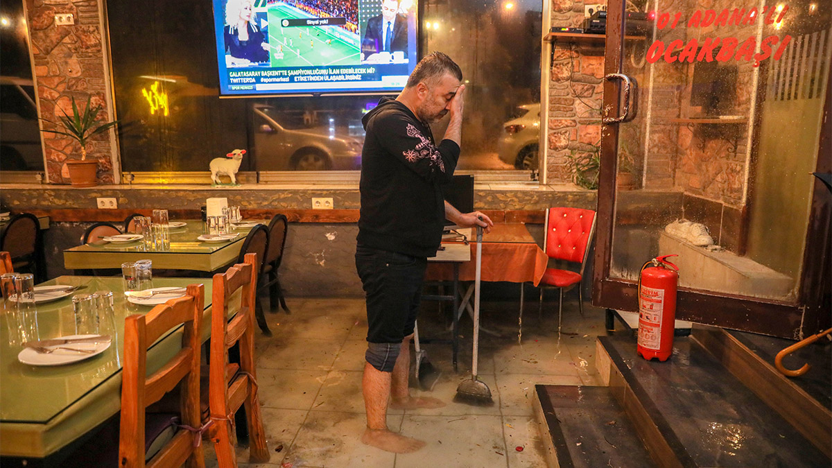 Antalya'da şiddetli yağmur; İşyerlerini su bastı
