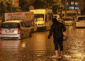 Antalya'da şiddetli yağmur; i̇şyerlerini su bastı