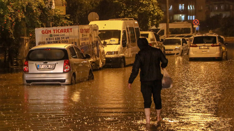 Antalya'da şiddetli yağmur; İşyerlerini su bastı