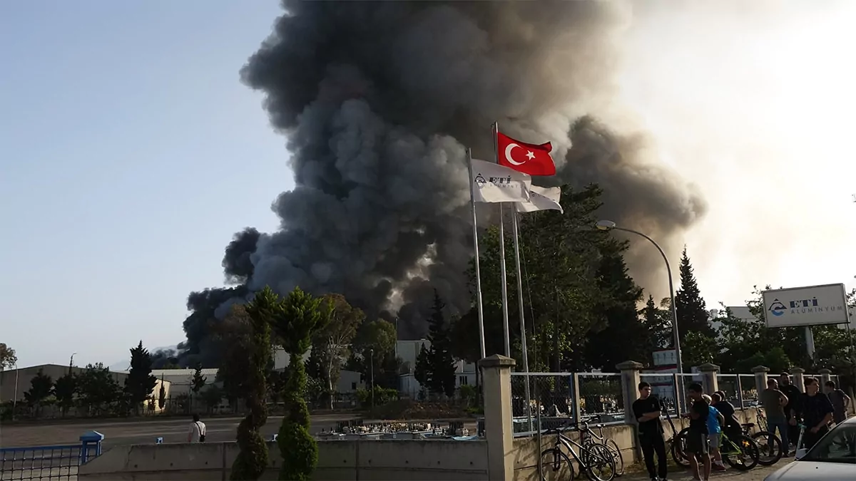 Antalya’da tekne üretim fabrikasında yangın