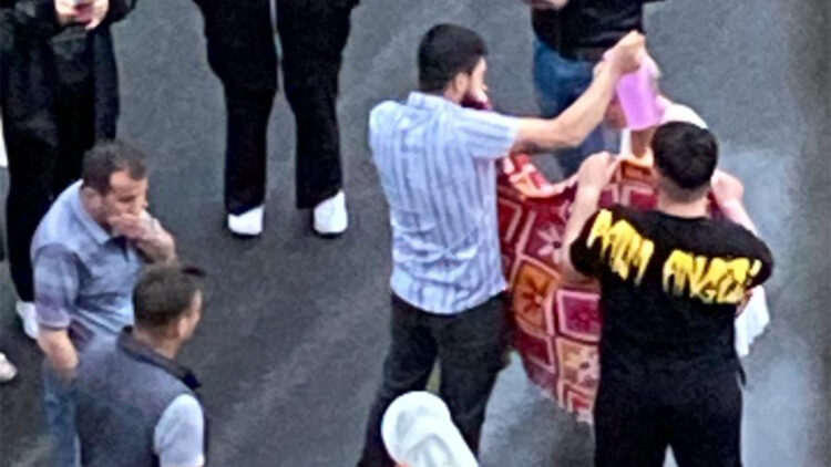 Arkadaşlık teklifini kabul etmeyen kadının yüzüne kezzap attı