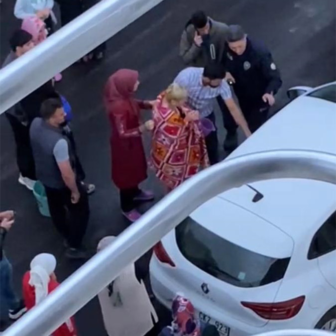 Ankara'da Mesut Cebeci (30), arkadaşlık teklifini kabul etmeyen kadının otomobiline zorla binip, yüzüne kezzap attı.