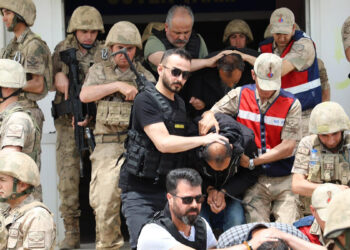 Askeri kamuflaj giyerek Iraklıları gasbettiler