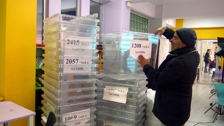 Avcılar'daki Leyla Bayram İlkokulu'na seçim sandıkları geldi