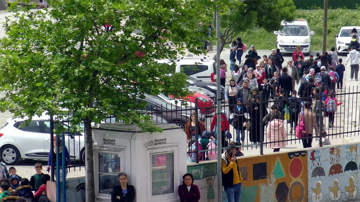 Eğitim gören öğrenci sayısı bakımından türkiye'nin en kalabalık okullarından biri olan avcılar'daki leyla bayram i̇lkokulu'nda pazar günü yapılacak seçim için 51 sandık gönderildi. Bu sandıklarda 20 bine yakın seçmen oy kullanacak.