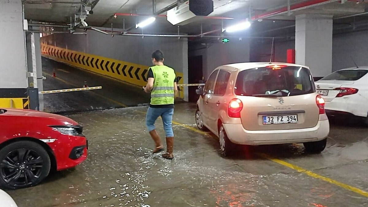 Aydın'da sağanak yağış; Araçlar mahsur kaldı