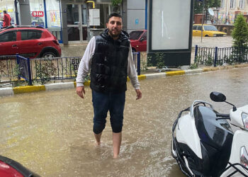 Aydın'da sağanak yağış; Araçlar mahsur kaldı