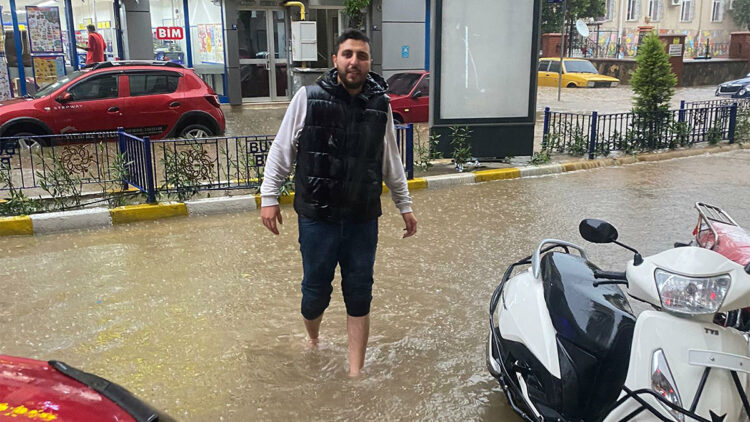 Aydın'da sağanak yağış; Araçlar mahsur kaldı