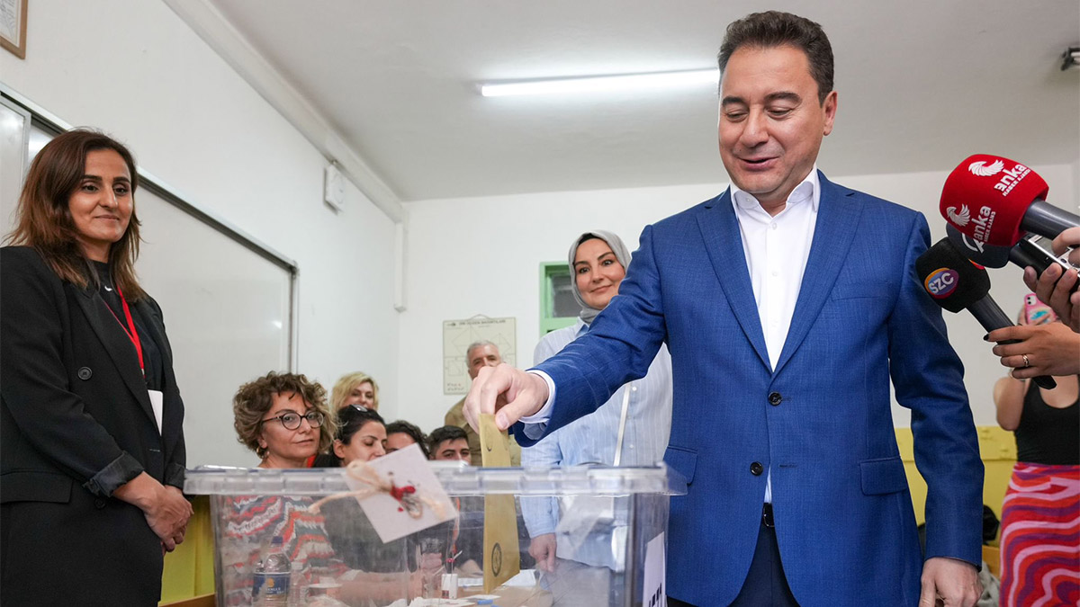DEVA Partisi Genel Başkanı Ali Babacan oyunu kullandı. Babacan, "Bugün bayramımız. Milli iradenin tecelli ettiği, halkımızın egemenliğini açıkça ilan ettiği bir gün" dedi.