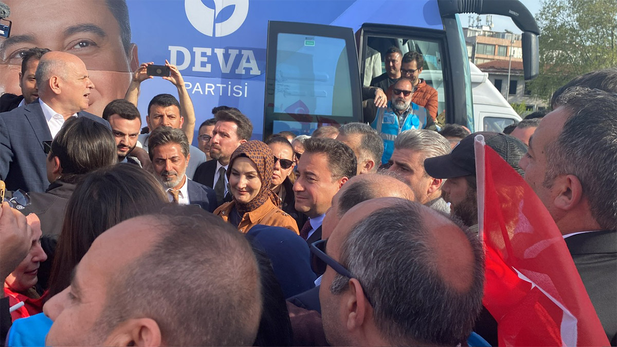 DEVA Partisi Genel Başkanı Ali Babacan, partisinin Kadıköy Rıhtım'da düzenlediği mitinge katıldı. Partililere seslenen Babacan, "Bizim hedefimiz, vatandaşlarımıza en az Avrupa Birliği seviyesinde, o standartlarda hukuku sağlamaktır. Demokrasiyi sağlamaktır. Özgürlükleri sağlamaktır. En az Avrupa Birliği seviyesinde bir refah ve zenginlik sağlamaktır" dedi.