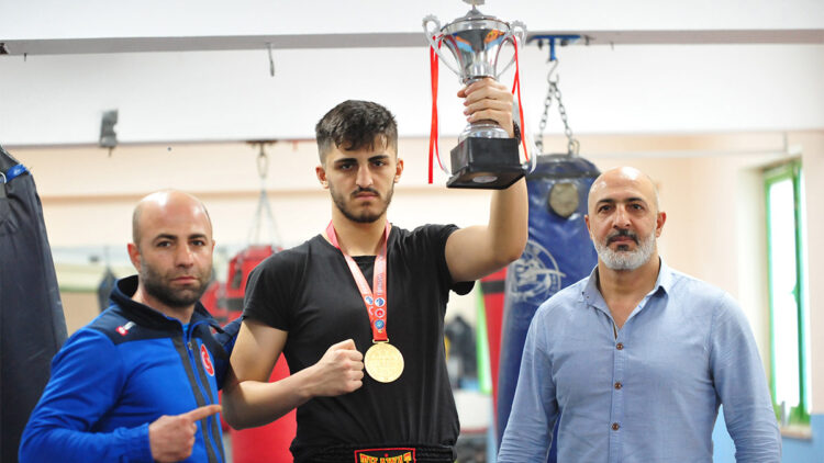 Babasının teşviki ile 86 kiloda dünya şampiyonu oldu