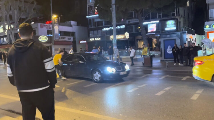 Bağdat Caddesi'nde taraftarların araçlarına saldırı
