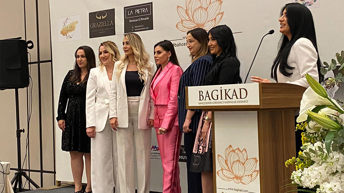 Girişimcilik alanında kadınlara yol göstermeyi ve işlerini büyütmeyi amaçlayan Bahçeşehir Girişimci Kadınlar Derneği, daha çok kadına adını duyurabilmek için İstanbul’da bir otelde Girişimci Kadın Zirvesi düzenledi.