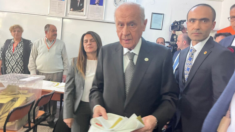 Devlet Bahçeli Ankara'da oyunu kullandı