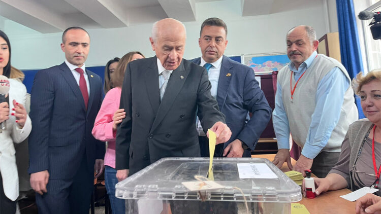 Devlet Bahçeli Ankara'da oyunu kullandı