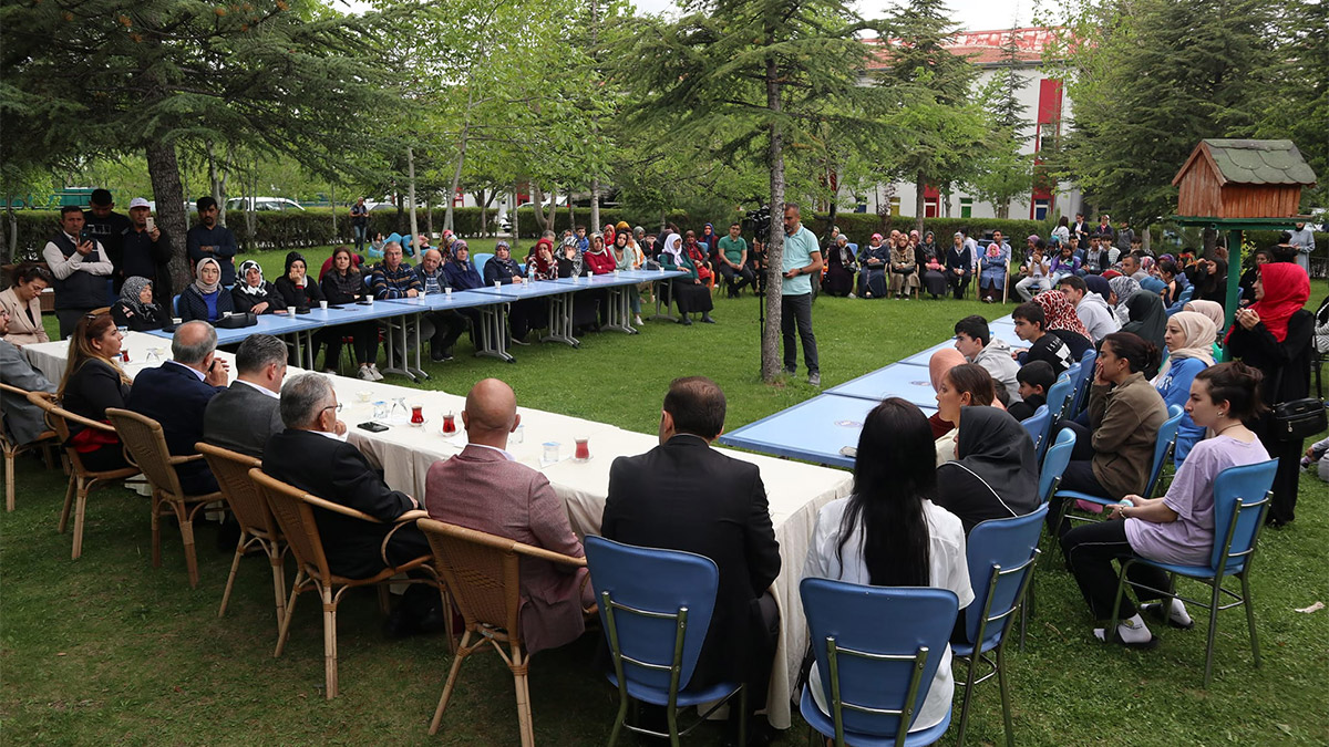 Milli Savunma Bakanı Hulusi Akar, bir araya geldiği depremzedelere yönelik, "Her şey normalleşinceye kadar başımızın tacısınız. Hangi partiye oy verirseniz verin, hangi dinden, mezhepten, etnik kimlikten olursanız olun; öyle bir şey söz konusu değil. İhtiyacınız olduğu sürece burada kalmaya devam edeceksiniz" dedi.